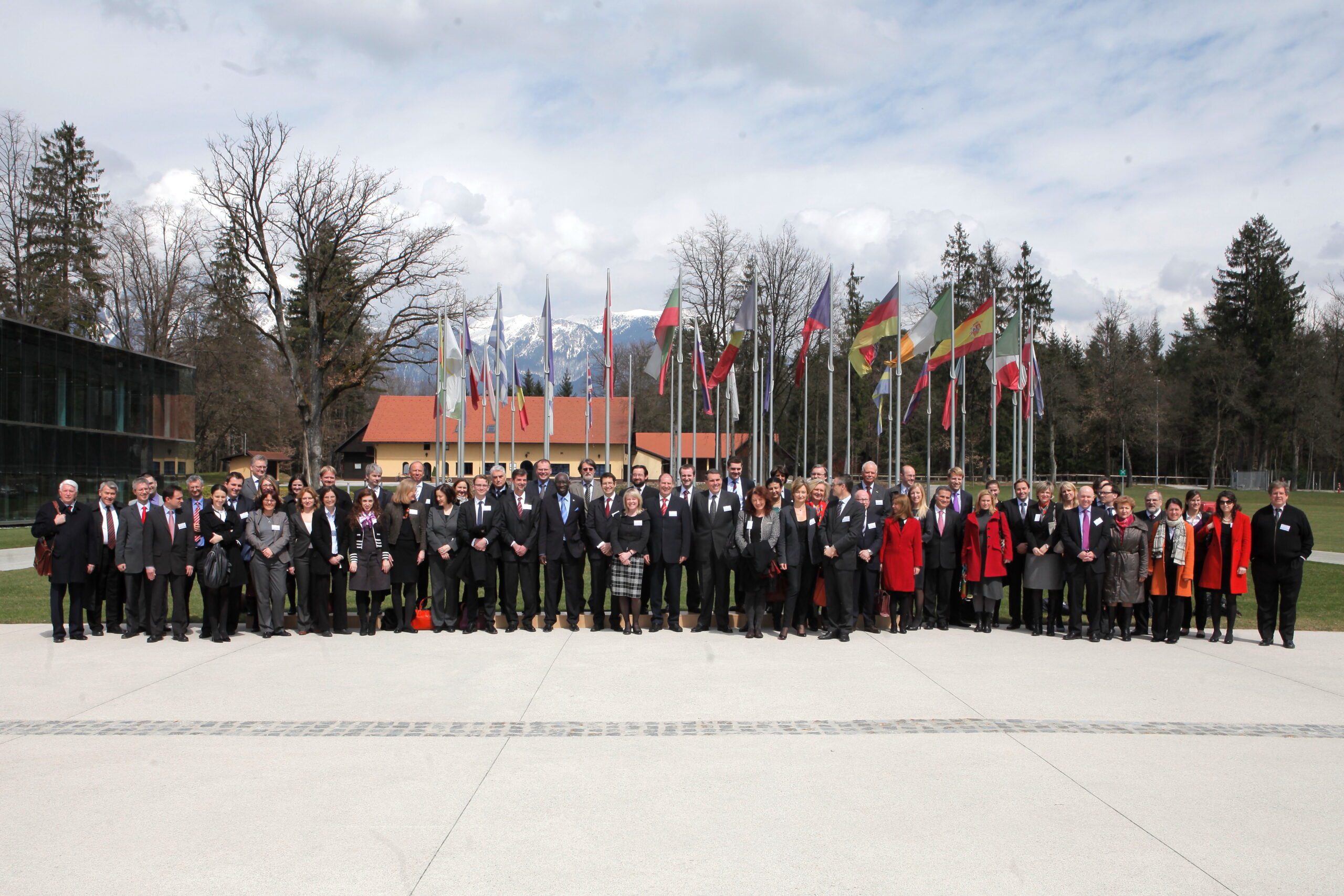 Brdo pri Kranju, hotel Kokra.Regionalno srecanje evropskih nacionalnih koordinatorjev za koncept odgovornost zascititi, ki ga organizira ministrstvo za zunanje zadeve. skupinska slika udelezencevFoto: Daniel Novakovic/STA